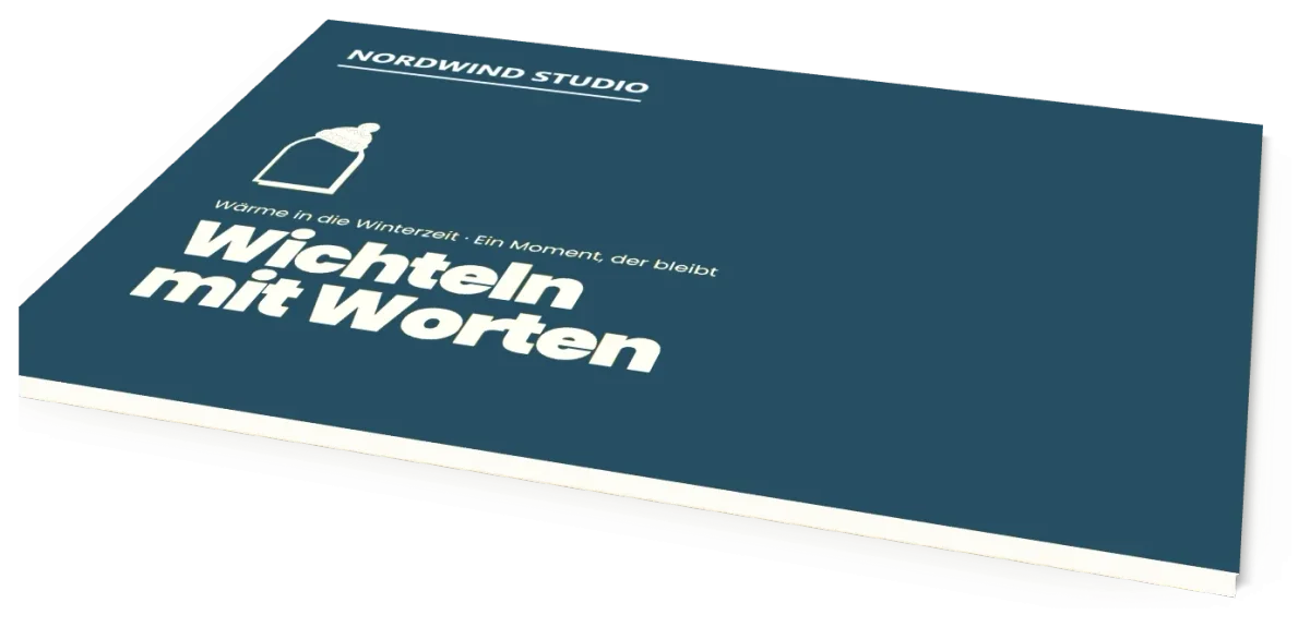 Dasselbe Buch als Firmenausgabe: dunkelblauer Einband mit dem Namen der Firma